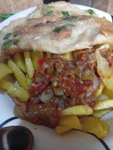 Chips, egg & sauce